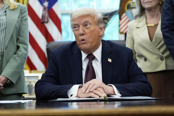 Trump chwali się złotem w Gabinecie Owalnym. "Goście wpadają w zachwyt, najlepszy gabinet w historii"