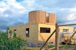 Energooszczędny dom ekologiczny. Zbudowany z drewna i ogrzewany piecem