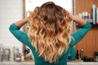 Relaksacja włosów – ten trend podbija internet. Jak uzyskać idealne fale?