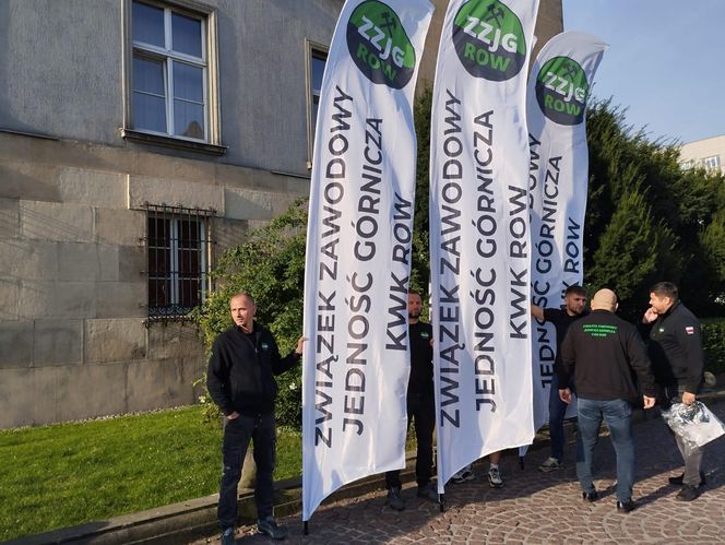 Paraliż w Katowicach. Rozpoczął się protest górników i hutników. "Stal się hartuje, a rząd ją rujnuje"