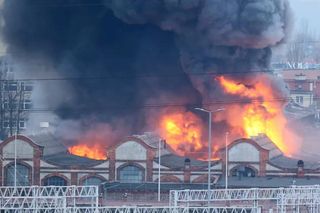 Pożar na Przeróbce. Płonie hala Zakładów Naprawczych Taboru Kolejowego i Miejskiego 