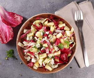 To warzywo przyspiesza spalanie kalorii. Poznaj najlepszą fit surówkę do obiadu