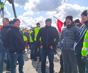 Ukrzyżowanie, bałwany i setki ciągników. Tak wyglądał protest rolniczy [ZDJĘCIA]