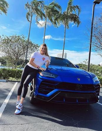 Aryna Sabalenka ma Lamborghini Urus, a Iga Świątek ma Posrche Panamera
