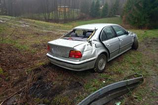 Janowice. Kierowca bmw przeszarżował na śliskiej drodze. Drzewa uratowały go przed katastrofą