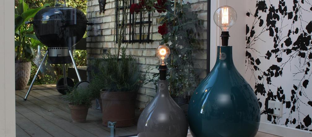Lampy stołowe z żarówkami zamiast kloszy