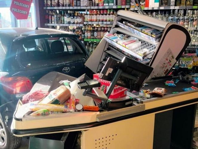 85-latek wjechał toyotą do sklepu. Kasjerka w szpitalu. Wypadek pod Kościanem [ZDJĘCIA]