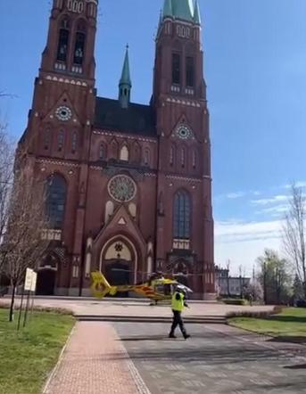 Śmigłowiec LPR lądował przy bazylice w Rybniku. Młody mężczyzna wypadł z okna