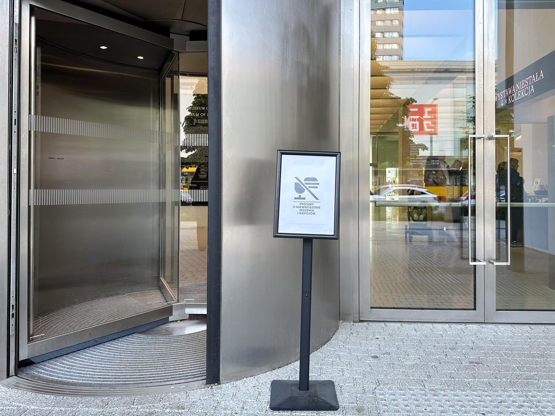 Czy przestrzenie na parterze MSN spełniają funkcje publiczne?