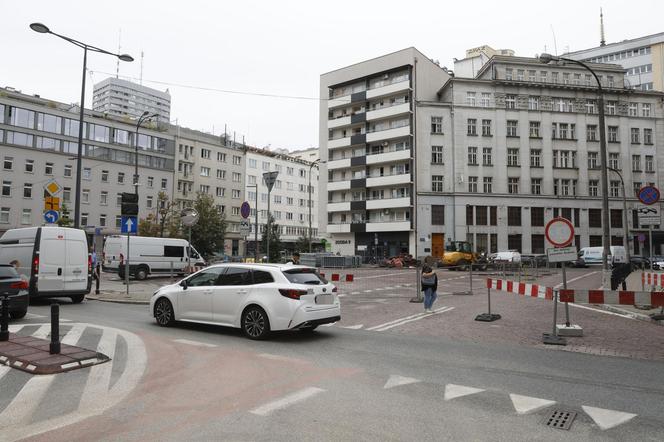 Rozkopane i zamknięte centrum Warszawy. Nie ma jak dojechać do urzędów, banków i sądów. Czy drogowcy puszczą ruch przez nowy deptak?!