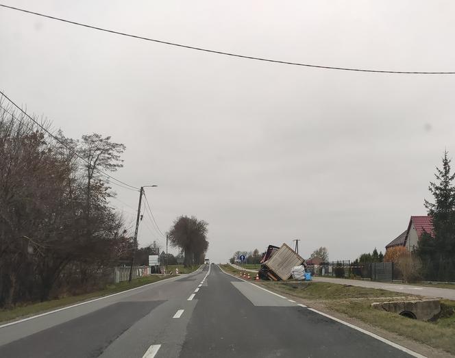 Wypadek TIRa na DK 78 w Chlewicach. Kierowca zasnął