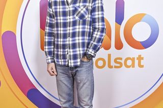 Paweł Orleański tłumaczy się ze schadzki. Tak całuje na każdym spotkaniu biznesowym