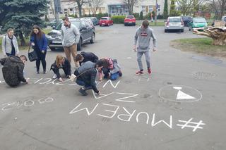 Murem za nauczycielami. Bydgoscy uczniowie wspierają belfrów w ich strajku! [ZDJĘCIA]