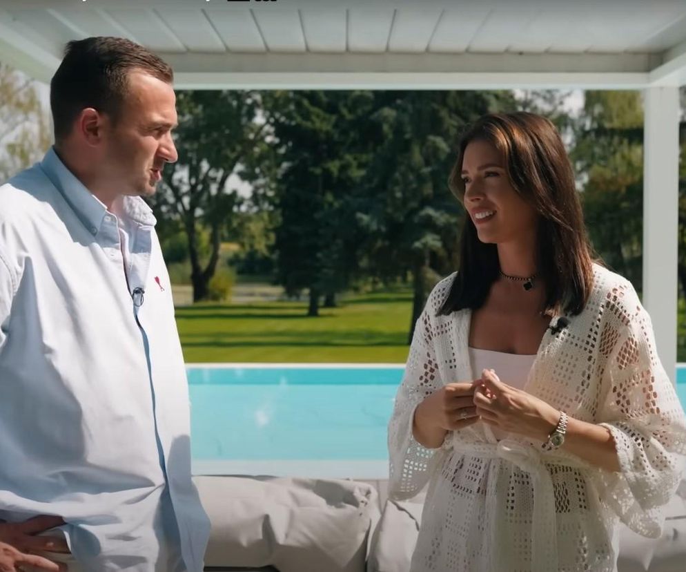 Klaudia Halejcio i Oskar Wojciechowski rozmawiają w ogrodzie przy basenie. O ich finansach przeczytasz na Eska.