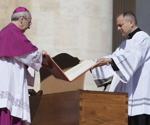 Zaczął się pogrzeb papieża Franciszka. Jedna z największych takich ceremonii w historii