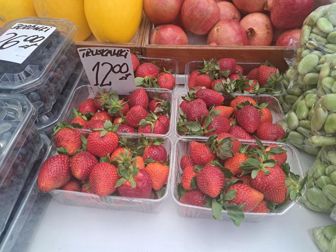 Ceny truskawek na Starym Kleparzu w Krakowie
