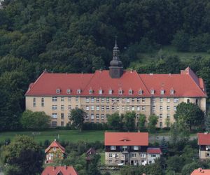 Obryw Skalny w Bardzie. Tutaj widoki zapierają dech w piersiach 