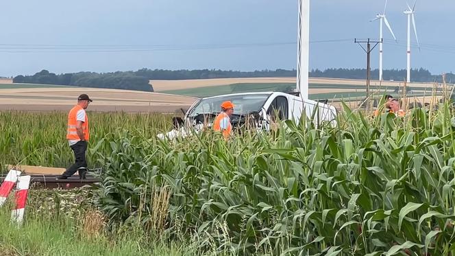 Wypadek na przejeździe kolejowym w Roszkowie. Dostawczak wjechał pod pociąg 