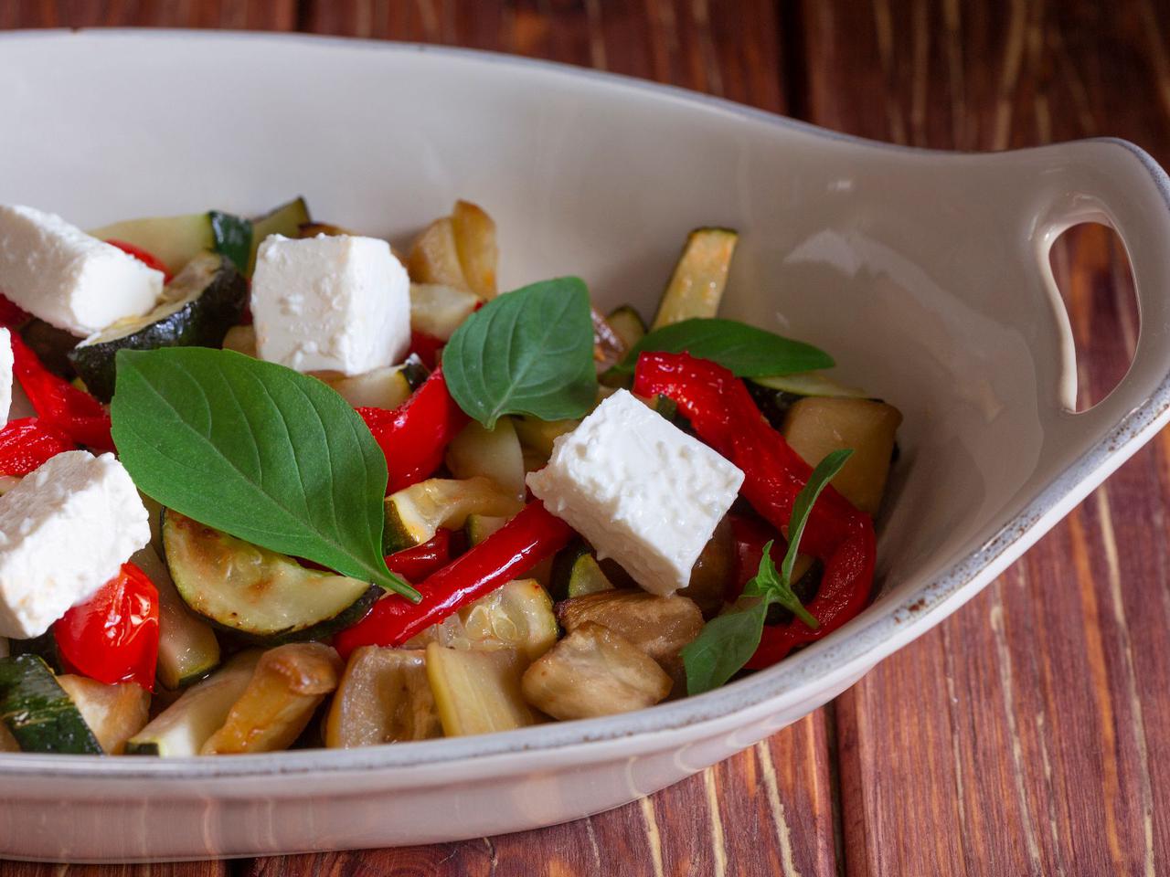 Warzywa pieczone z fetą - cudownie proste pyszności z piekarnika