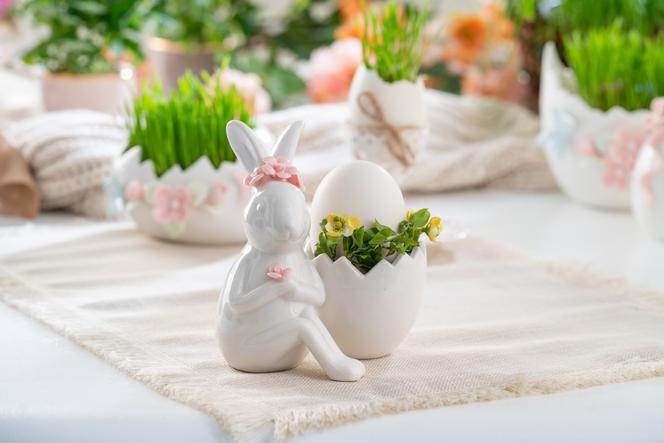 Wielkanocny stół pięknie nakryty - gotowe dekoracje