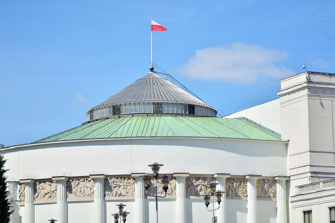 Niższe pensje dla bezdzietnych? Sejm analizuje projekt podwójnej składki emerytalnej