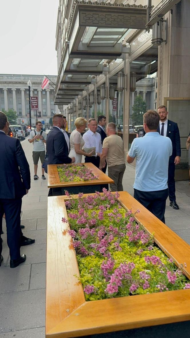 Czekał na prezydentową pod hotelem. Przywitała go pocałunkami 