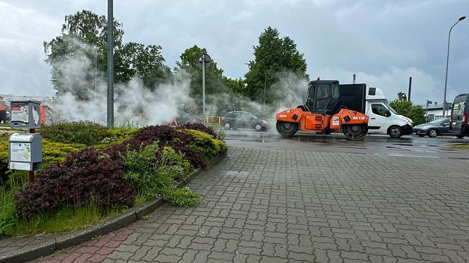 Robotnicy pracują w ulewę