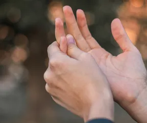 Od drżenia dłoni po problemy z libido. Lekarka wskazuje fizyczne objawy stresu