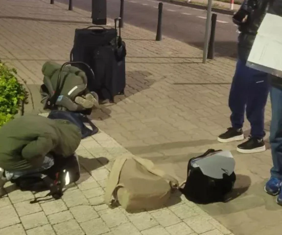 Ciężarna z 3 dzieci koczowała na ulicy. Głodni i zziębnięci