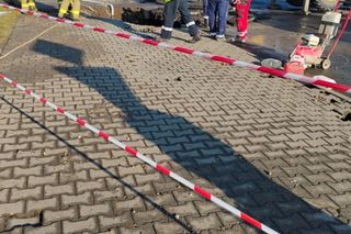 Zalana ulica Bytomska po awarii wodociągów w Piekarach