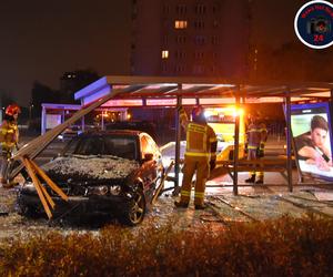 Totalna demolka na Targówku. Bmw rąbnęło w przystanek autobusowy