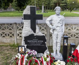 Kamienna rzeźba na grobie sp. sierzanta Mateusza Sitka