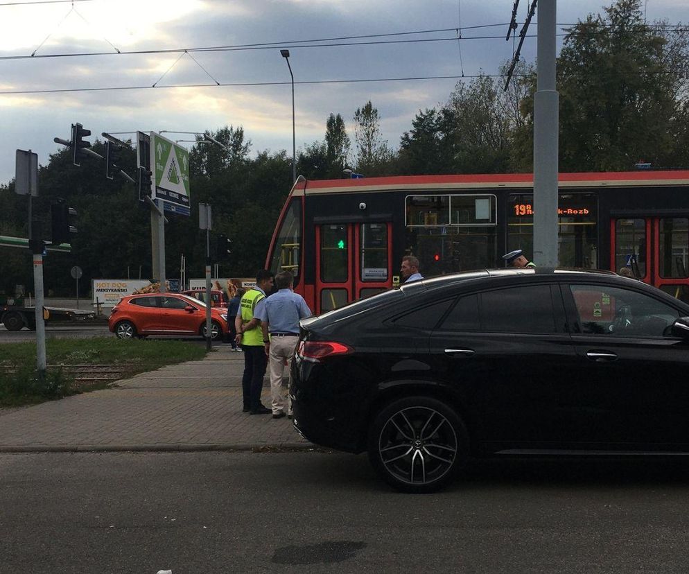 Seniorka wpadła pod tramwaj. Trafiła do szpitala