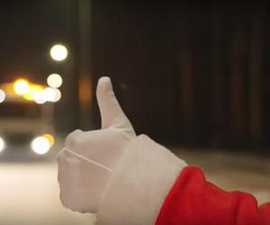 Święty Mikołaj jeździ śmieciarką na stopa. Takie rzeczy tylko w Bydgoszczy