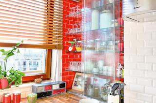 Eklektyczna kuchnia biało-czerwona 