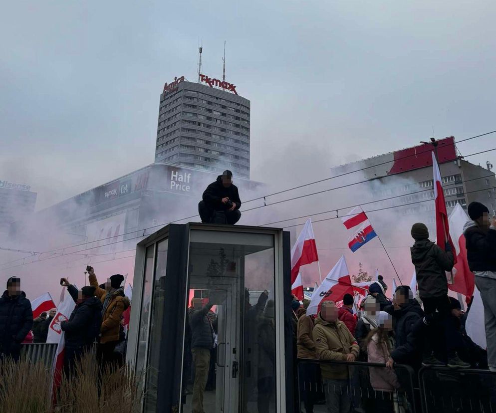 Marsz Niepodległości w Warszawie. Policja zatrzymała pierwsze osoby. Zabezpieczyli pałki teleskopowe i kastety