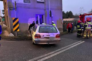 Mercedes uderzył w budynek i wybił potężną dziurę. Autem jechali ojciec z synem