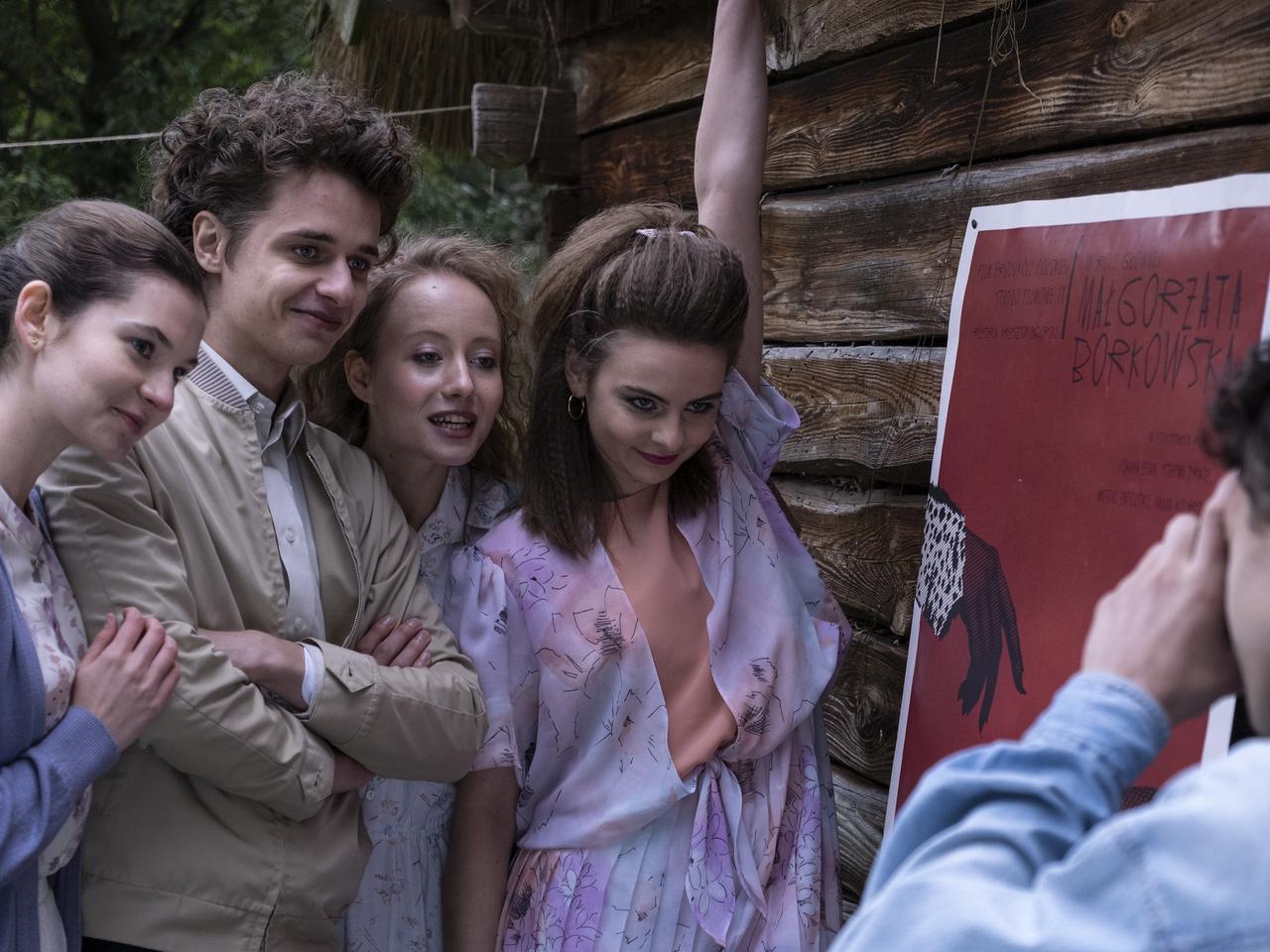 Zmiany w obsadzie Stulecia Winnych. Ula, Jula i jej chłopak Jeremi od 51 odcinka na głównym planie! To ci młodzi aktorzy zastąpią starych bohaterów - ZDJĘCIA, ZWIASTUN