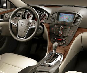 Jakimi samochodami jeżdżą kandydaci na prezydenta 2025? Sprawdziliśmy, co stoi w ich garażach!