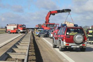 Straszny wypadek na autostradzie A4. Bus przygnieciony przez ciężarówkę, trzy osoby nie żyją 