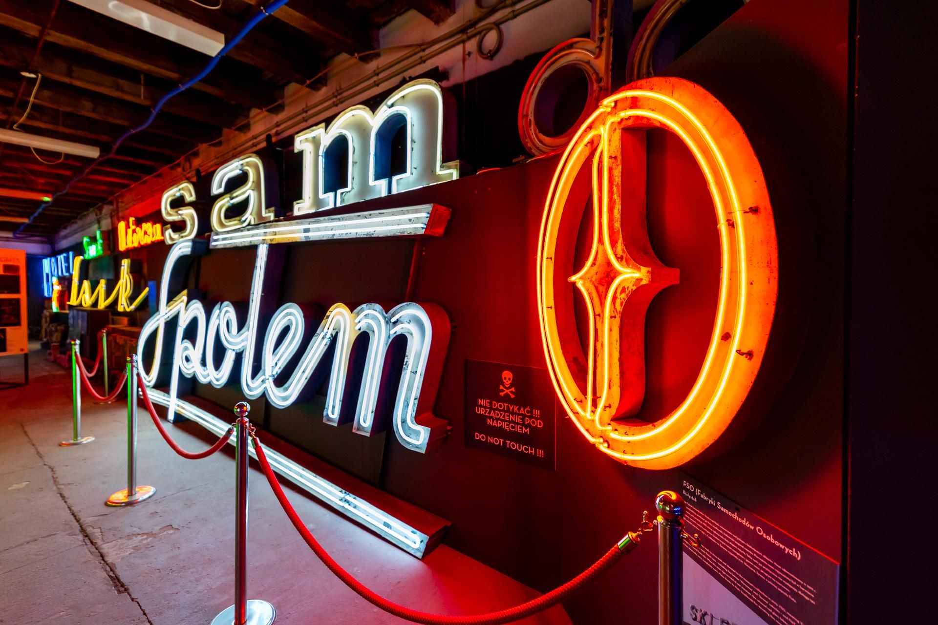Neony z Muzeum Neonów w Warszawie