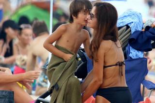 Marta Kaczyńska na plaży z synkiem