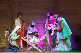 Szopka w Lublinie jest już gotowa. Mieszkańcy chętnie robią sobie przy niej zdjęcia 