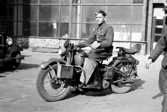 Żołnierz Wojska Polskiego na motocyklu Sokół, 1950