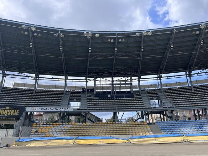 Montaż telebimów na stadionie żużlowym w Gorzowie