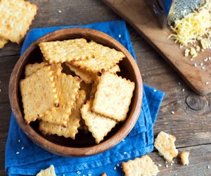 Moje krakersy są lepsze niż te ze sklepu. Są kruche, w sam raz słone i idealne do chrupania