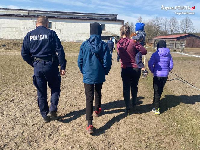 Policjant z Kłomnic przyjął u siebie Ukrainkę z trójką dzieci [ZDJĘCIA]