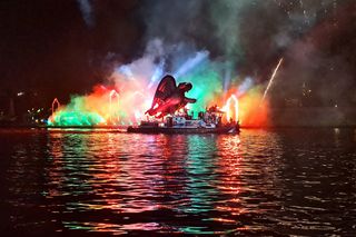 Małopolskie Królewskie Widowisko na Wiśle w Krakowie. Pirotechniczno-muzyczny spektakl przyciągnął tłumy [FOTORELACJA, WIDEO]