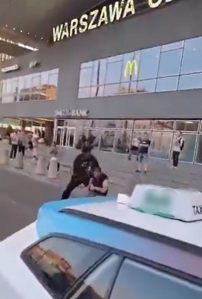 Brutalna bójka na Dworcu Centralnym w Warszawie. Wszystko widać na nagraniu