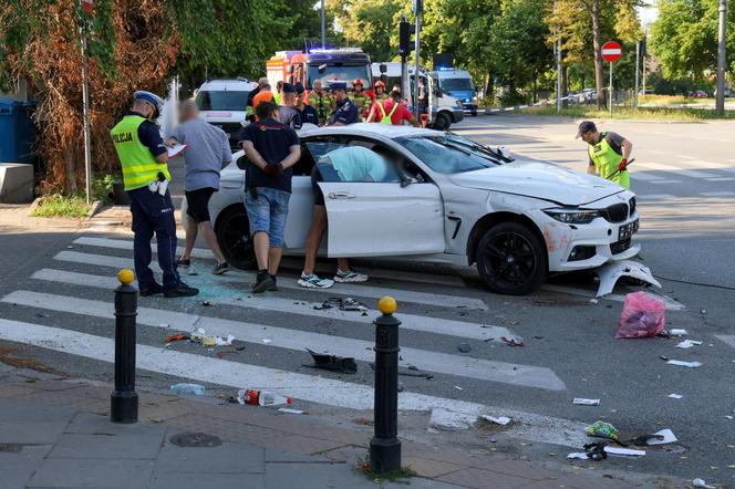 Zderzenie dwóch aut na Mokotowie; jeden z nich wjechał w ludzi